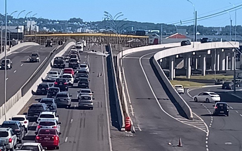 Trânsito lento na elevada da BR-116 sobre a RS-240 na Scharlau devido a obras no local