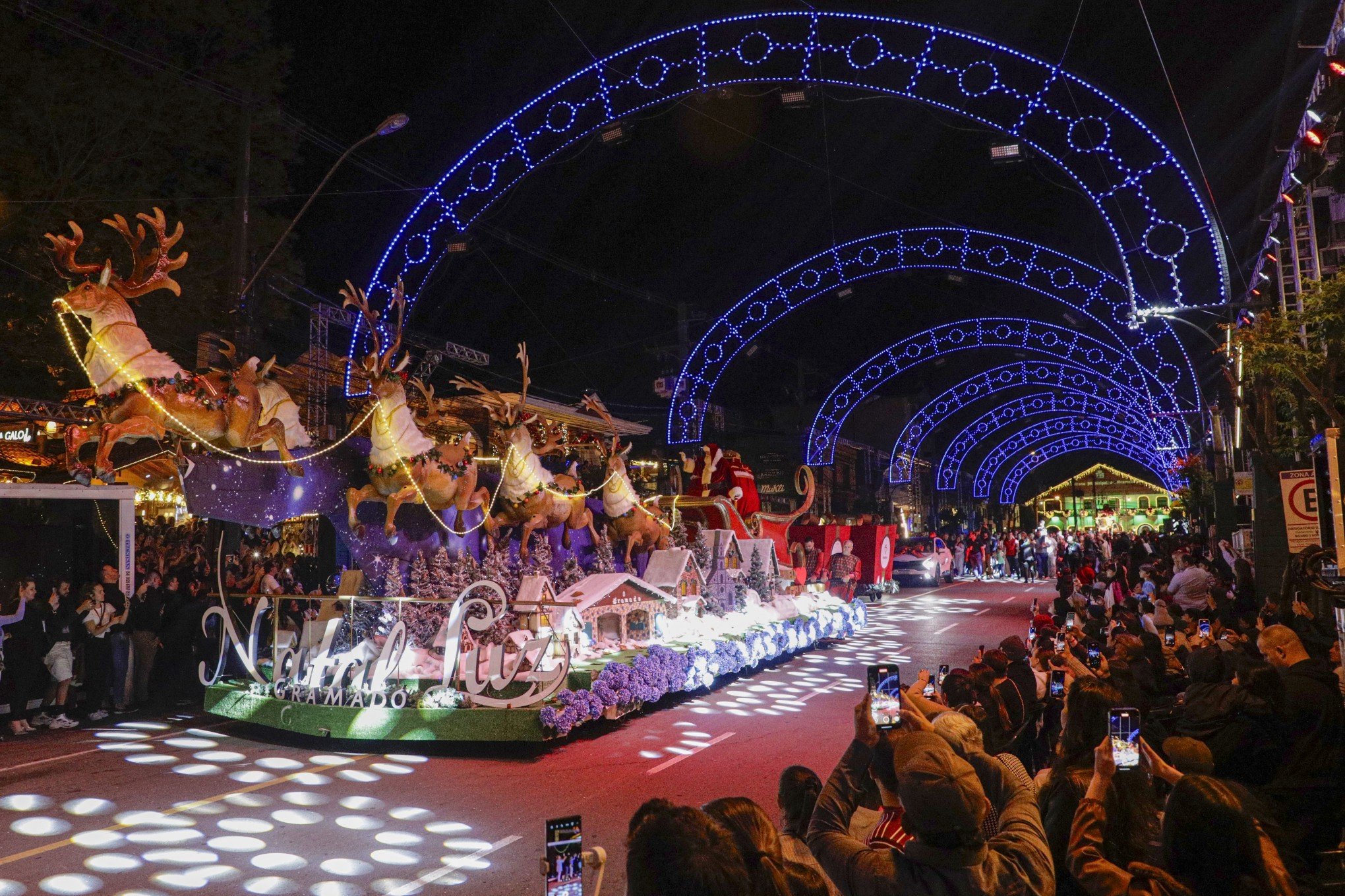 Trânsito sofrerá alterações na noite desta quarta-feira em Gramado; bloqueios serão para ensaio do Grande Desfile