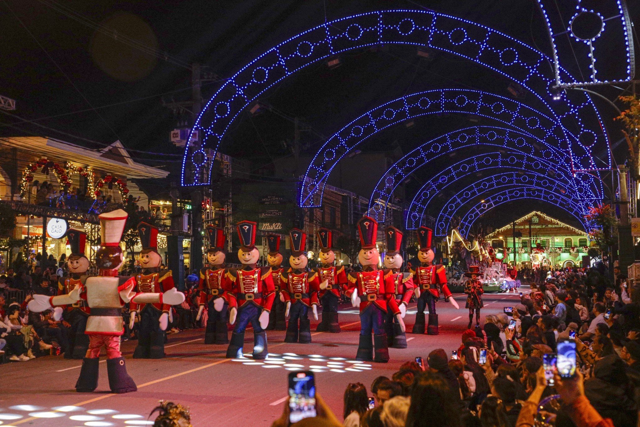 Grande Desfile de Natal volta ao Centro de Gramado depois de dez anos; veja imagens