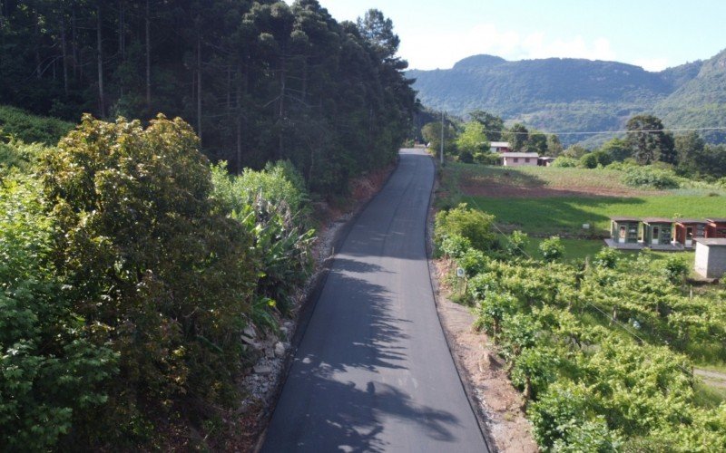 Obras de pavimentação asfáltica na Linha Pedras Brancas