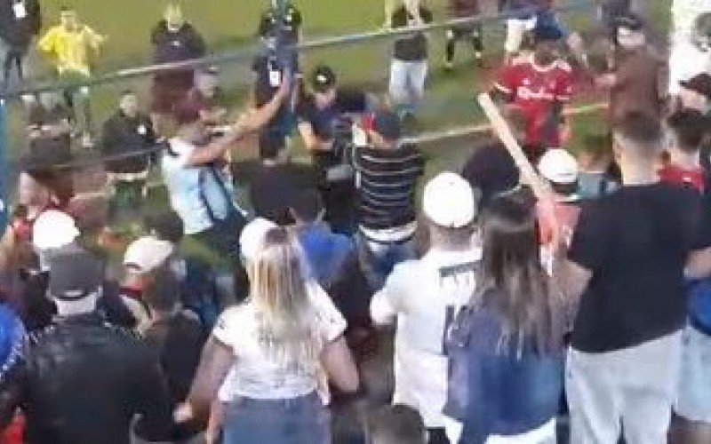 Briga entre torcedores no Estádio do Vale  | abc+