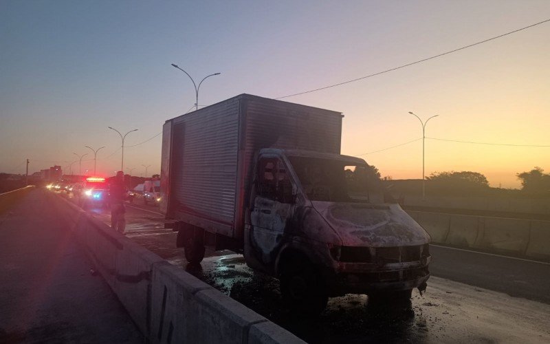 Veículo pegou fogo na BR-116, em São Leopoldo, no fim da tarde desta segunda-feira | abc+