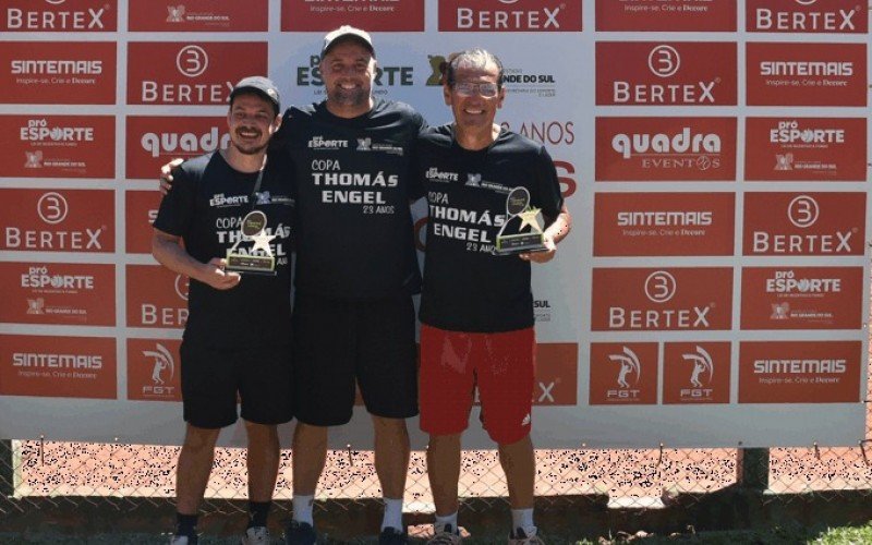 Lucas Engel (ao centro) com tenistas que participaram da 23ª Copa Thomás Engel | abc+