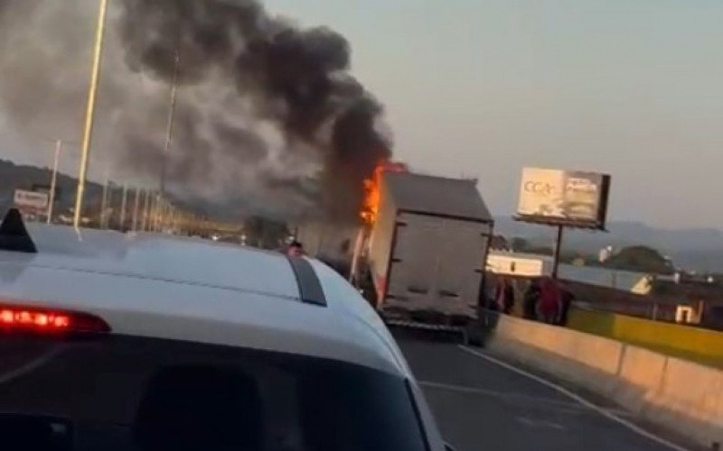 Caminhão pegou fogo na BR-116, em São Leopoldo | abc+