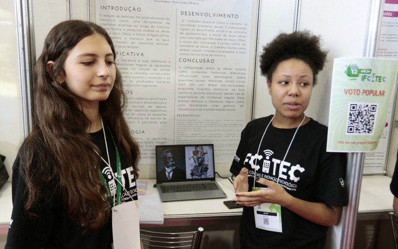 As estudantes Isadora Amaral e Emili Silva apresentaram uma pesquisa sobre Machado de Assis e Conceição Evaristo