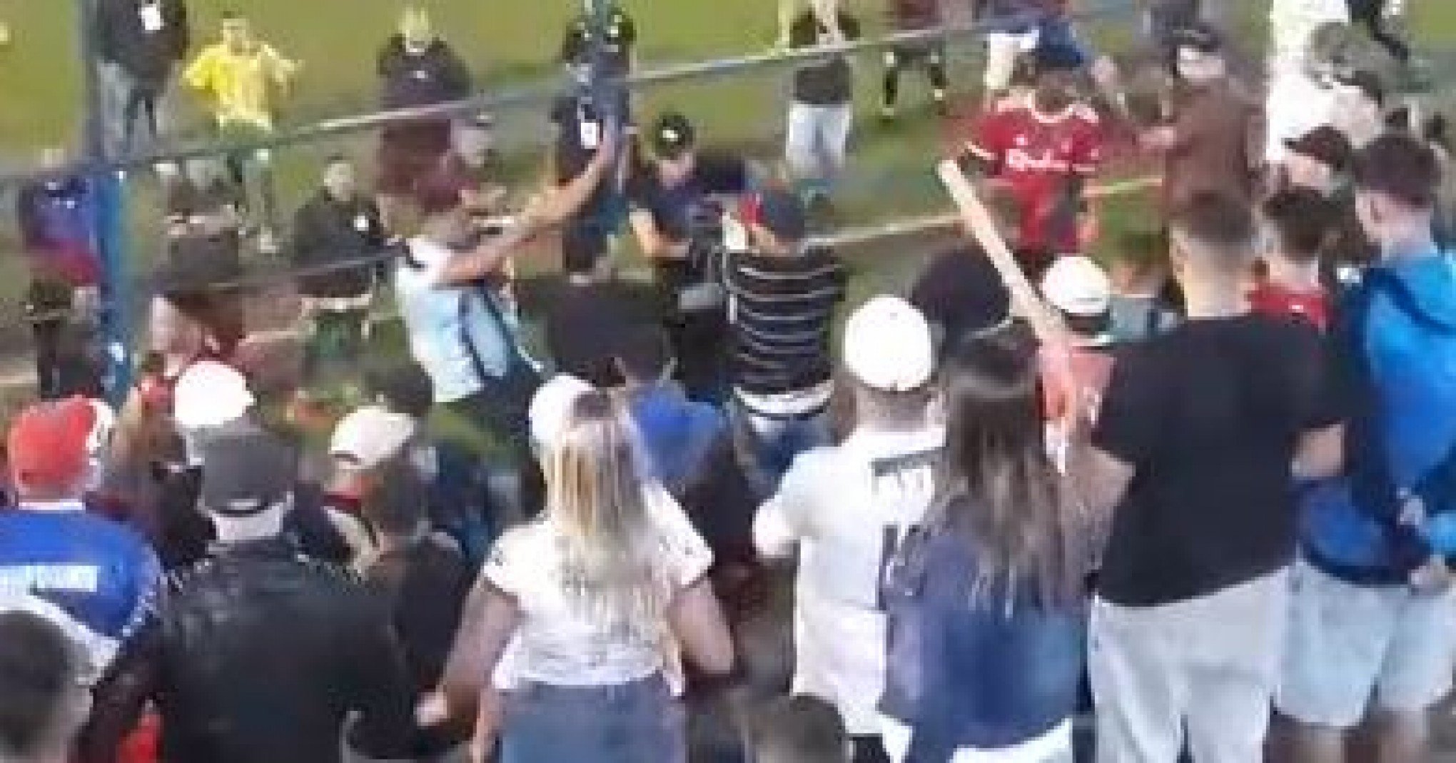 VÍDEO: Jogo de futebol tem briga generalizada com torcedores encurralados, socos, pontapés e cerveja voando