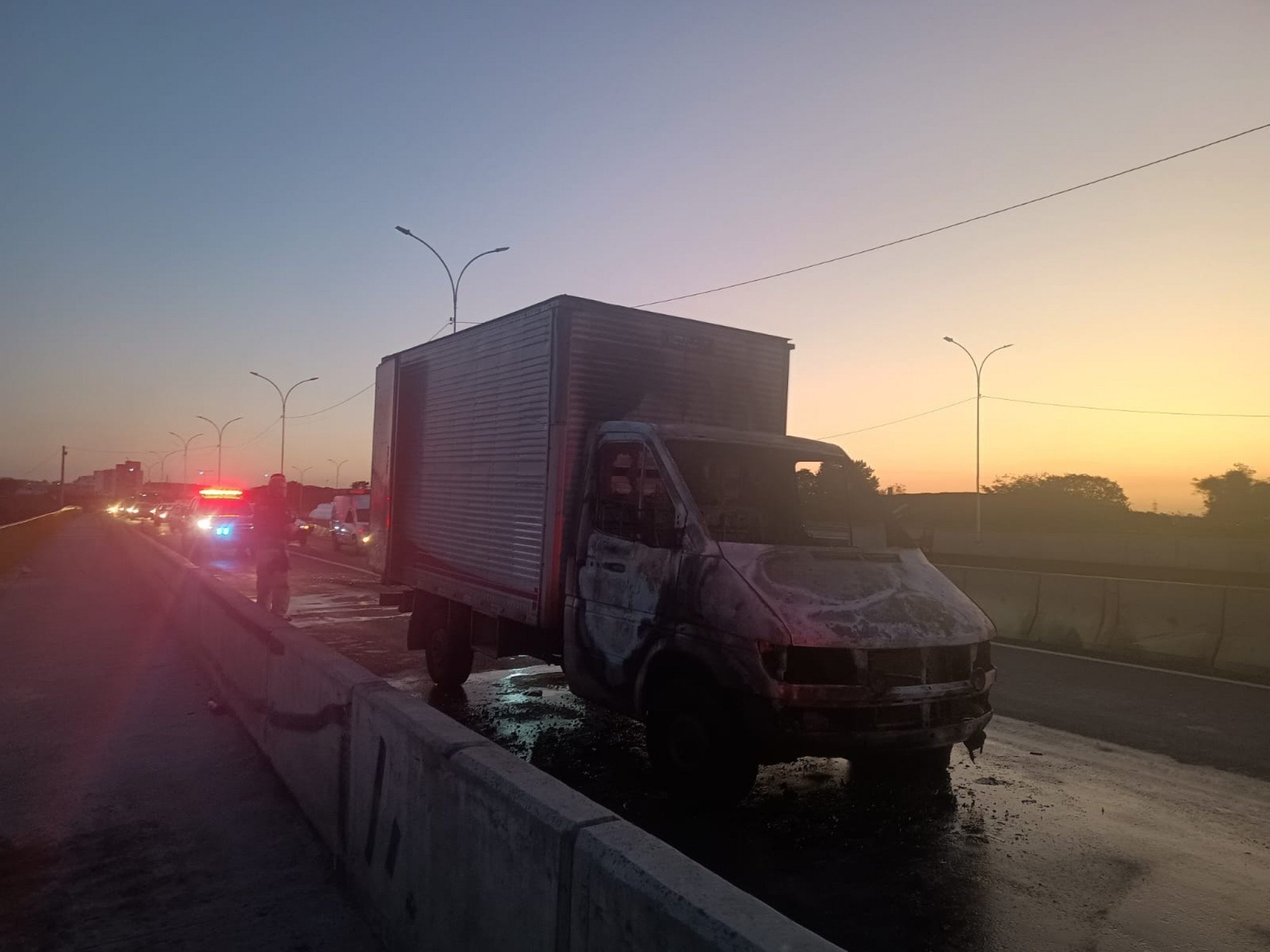 BR-116: Qual a causa de incêndio em caminhão que deixou rodovia em meia pista