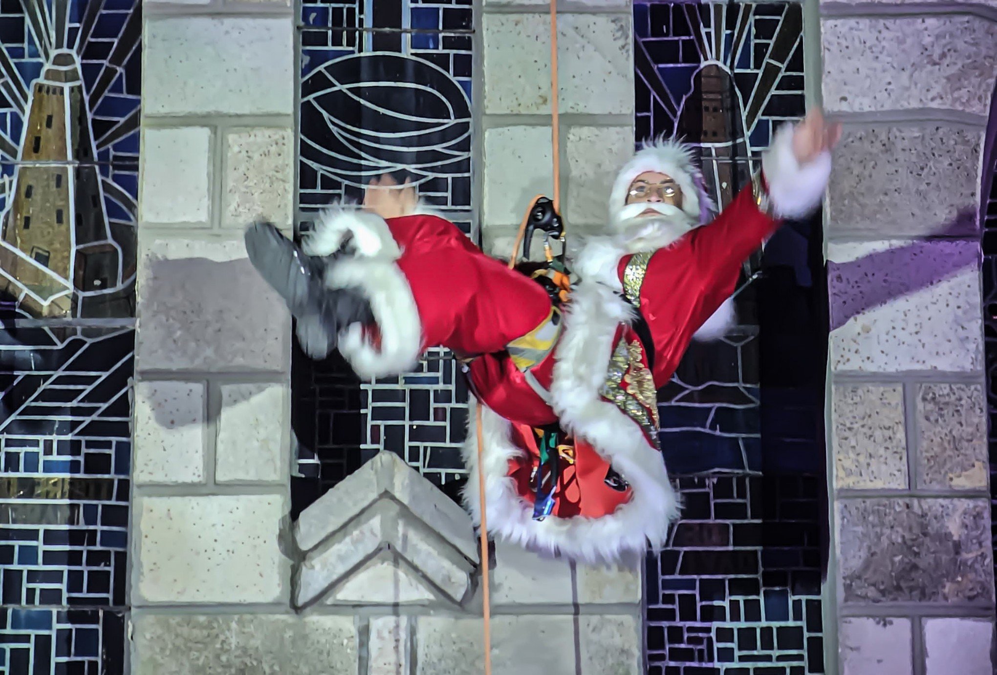CANELA: Descida do Papai Noel das torres da Catedral de Pedra ocorrerá em datas de dezembro e janeiro