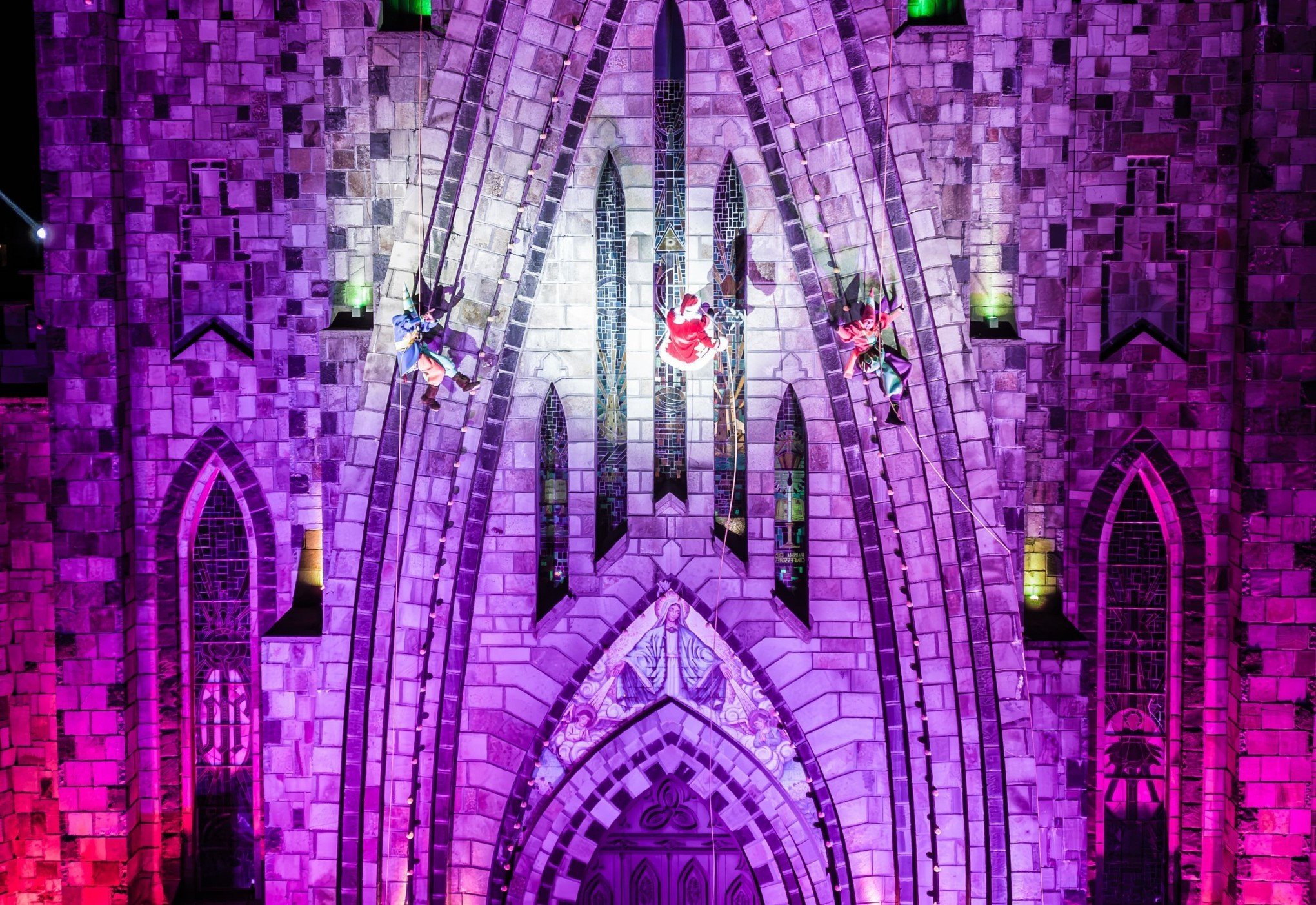 SONHO DE NATAL: Quando começa a Descida do Papai Noel das torres da Catedral de Pedra