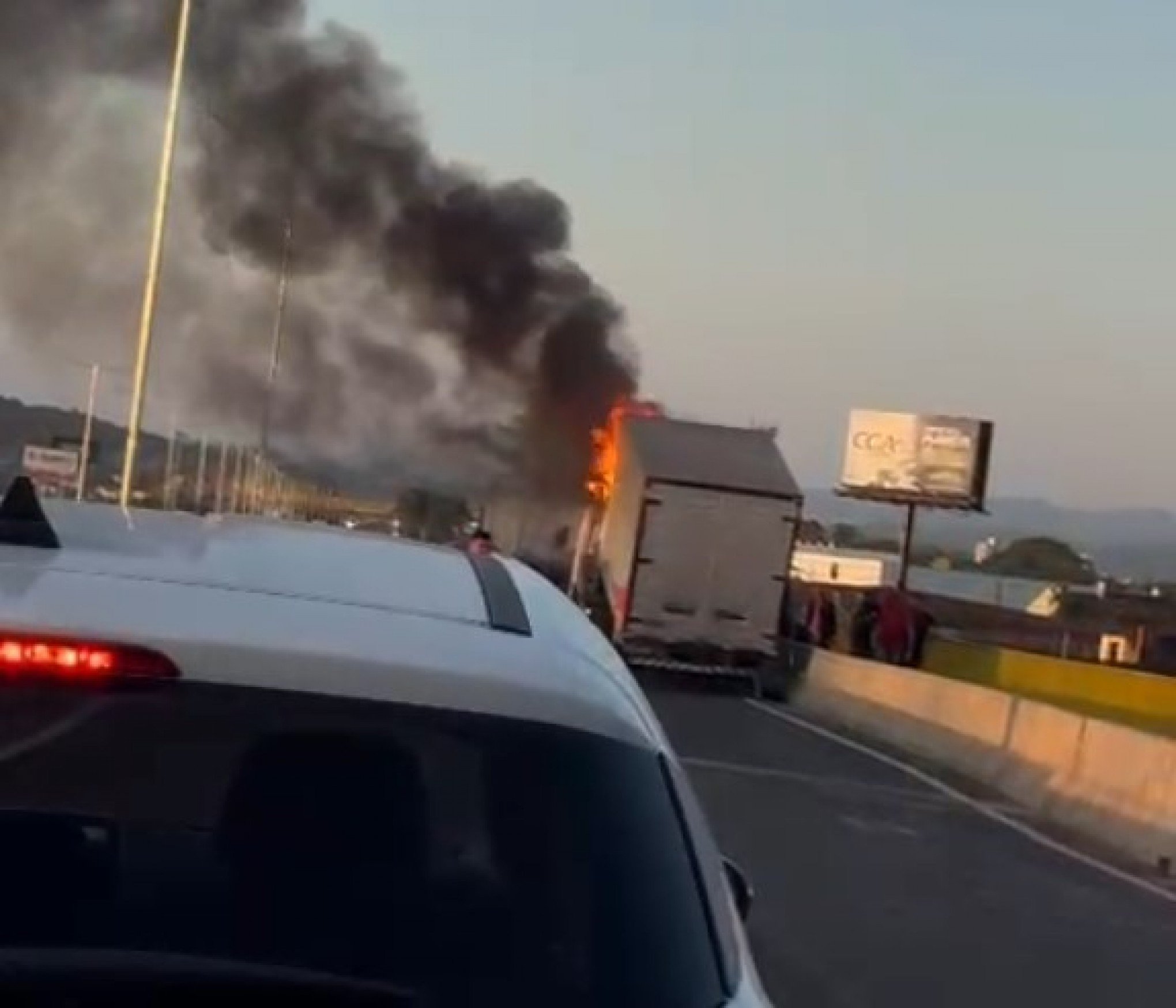 BR-116: Veículo pega fogo em trecho da rodovia em São Leopoldo; veja vídeo