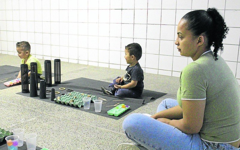 Professora Ana Kallyta observa os alunos na atividade | abc+