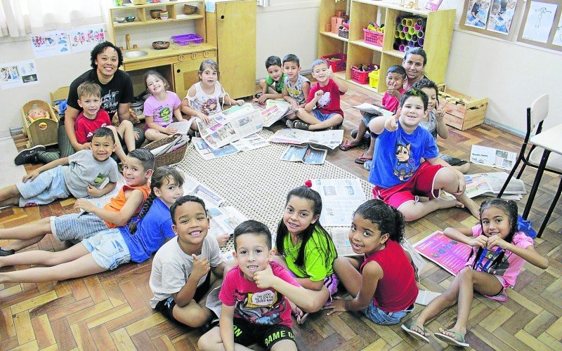 A professora Joyce com os alunos explorando os jornais | abc+