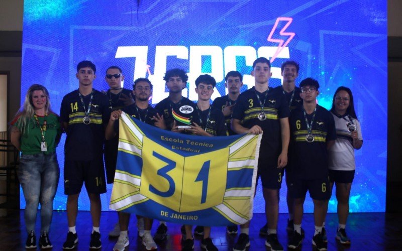 Equipe masculina da Escola 31 de janeiro de ficou com a medalha de prata no basquete