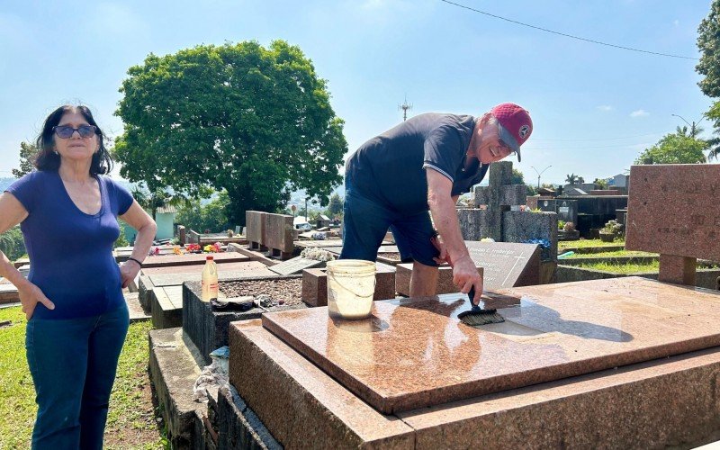 Rubem Freiberger e Sirlei Mendes aproveitam pré-feriado para organizar sepultura de familiares. | abc+