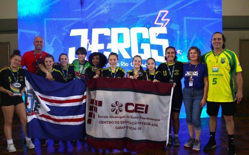 Equipe feminina do CEI Campo Bom ficou com a medalha de bronze no handebol