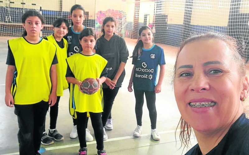 A professora voluntária Andréia Cristina Silva durante treino na quadra da escola | abc+