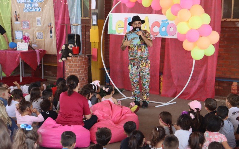 Escritor Eliandro Rocha na Escola Rui Barbosa 