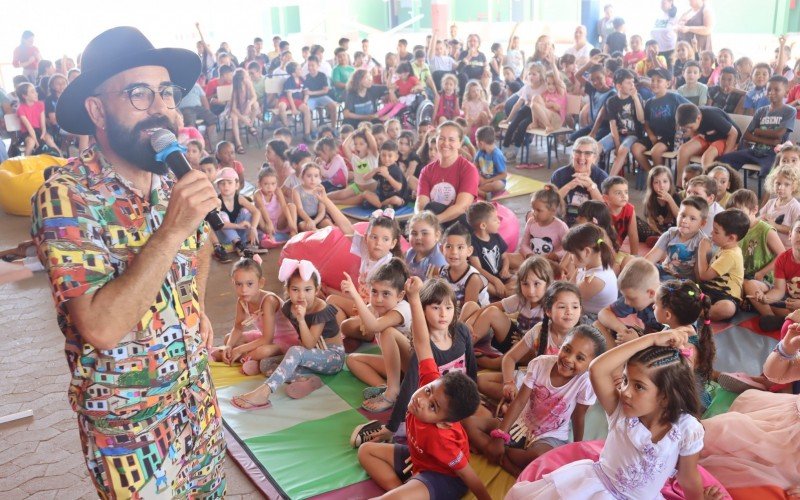 Eliandro Rocha teve encontro com estudantes na Emef Rui Barbosa na tarde desta terça-feira (29)