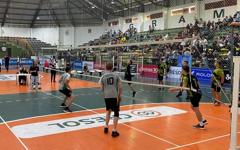 Jogos escolares de Voleibol movimentam o Ginásio Perinão até a sexta-feira