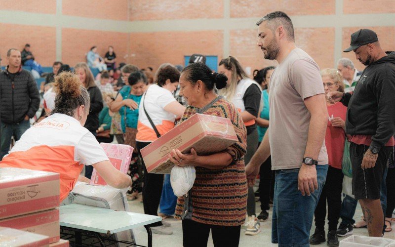 Distribuição de kits e colchões na Escola Municipal Thiago Würth