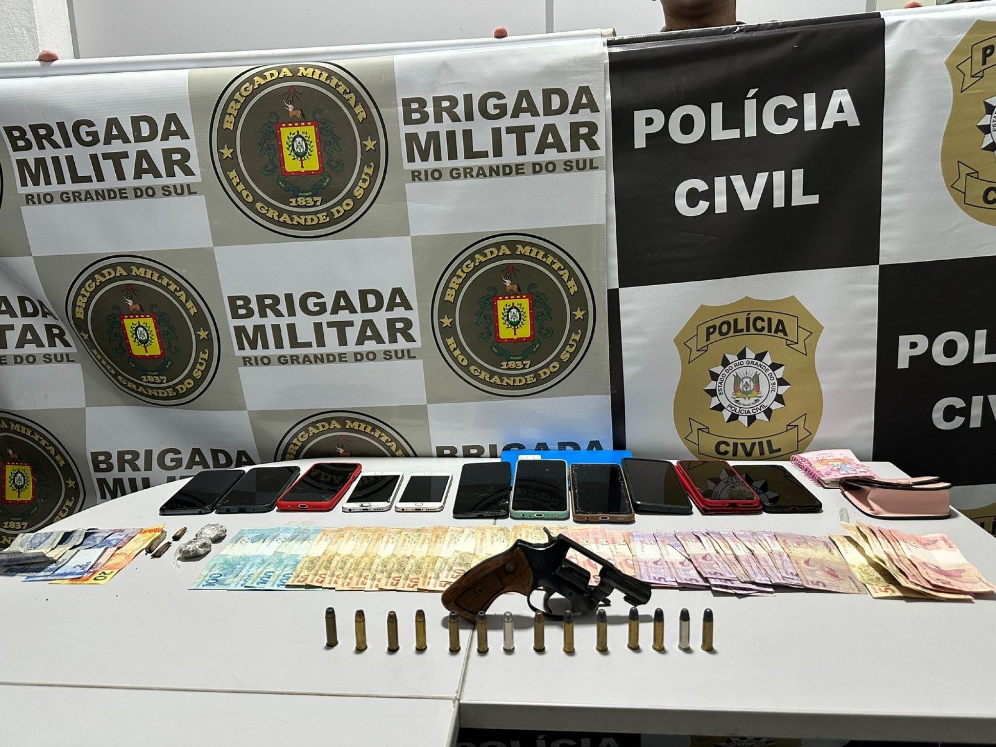 Traficantes são presos com arma e 12 celulares em Estância Velha