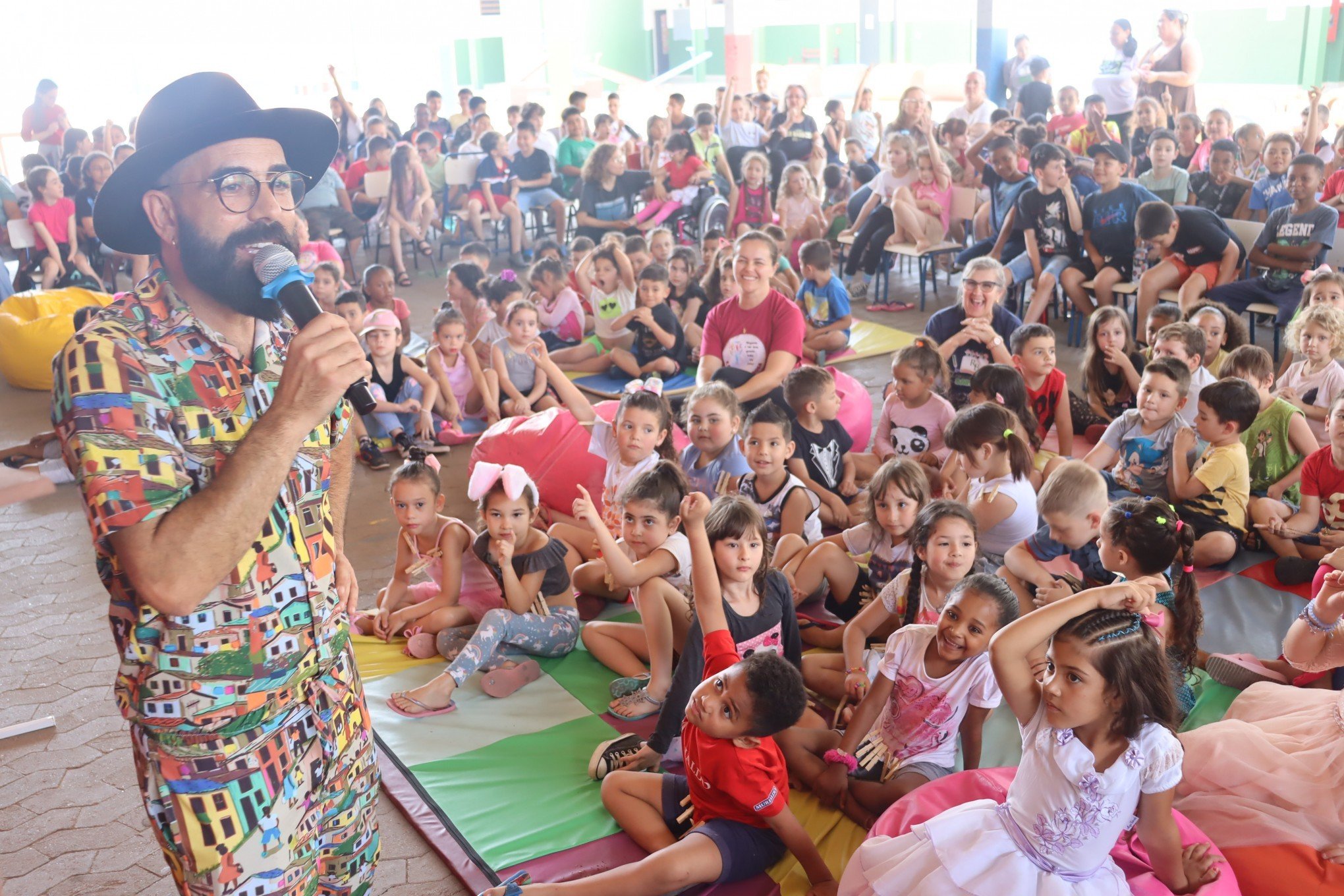 Com visita de escritor em escolas, Dia do Livro é comemorado dentro do projeto LeiturAção