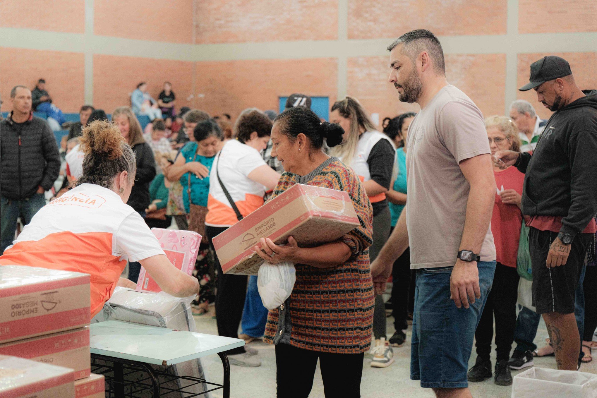 Ação distribui 400 kits de limpeza e colchões no bairro Mathias Velho nesta terça-feira