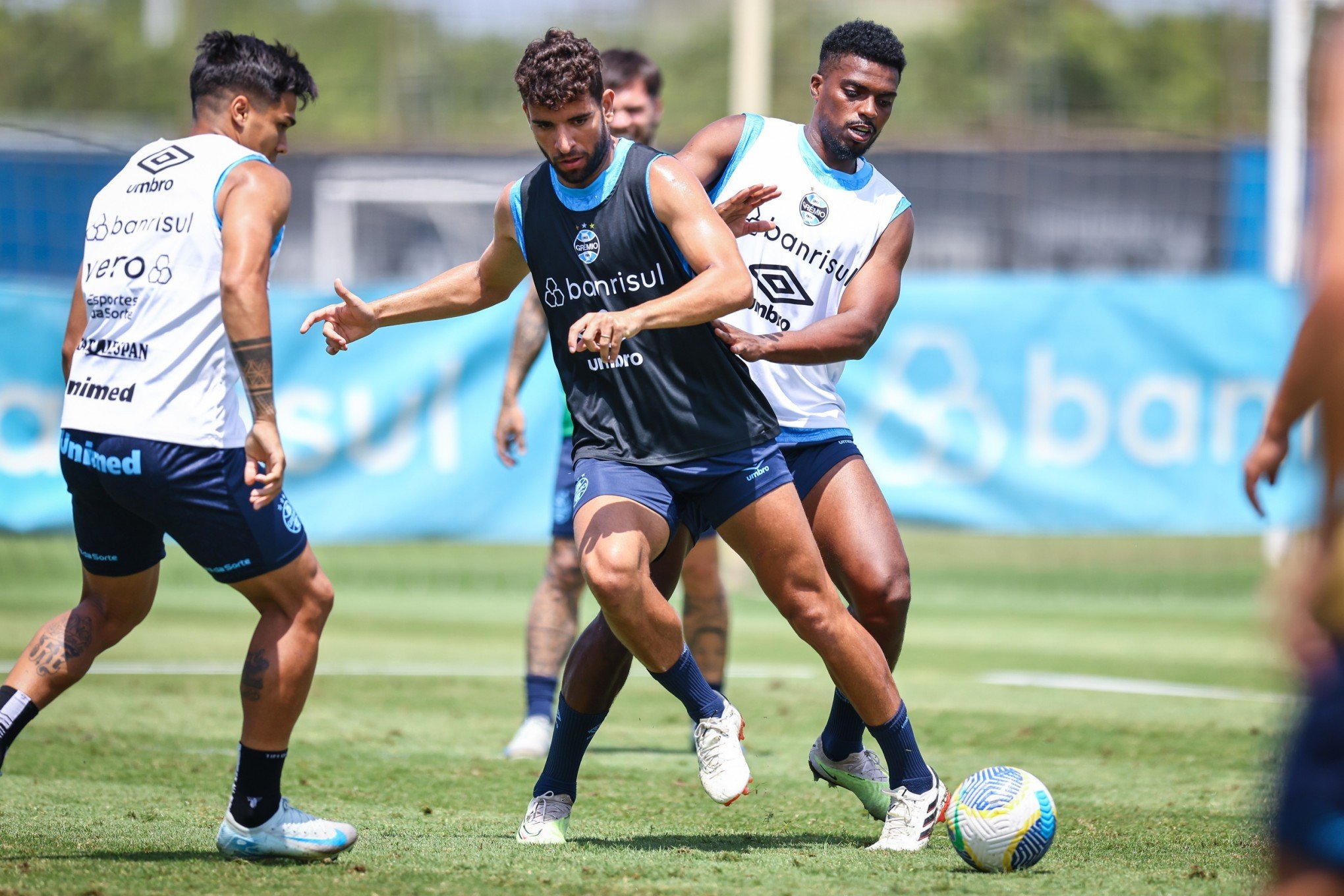 Grêmio tem disputas por posição no meio de campo para duelo com o Fluminense