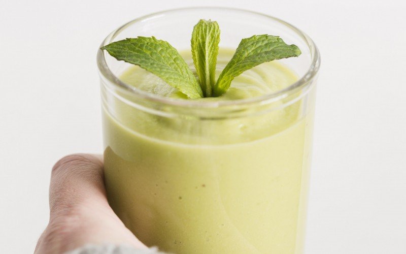 Suco de abacaxi com couve, gengibre e hortelã vai soltar seu intestino | abc+