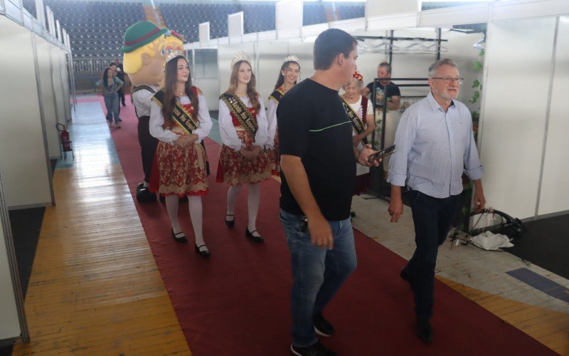 Almeida mostrou para o prefeito e a corte da festa como estão sendo montados os estandes dentro do Ginásio Celso Morbach 