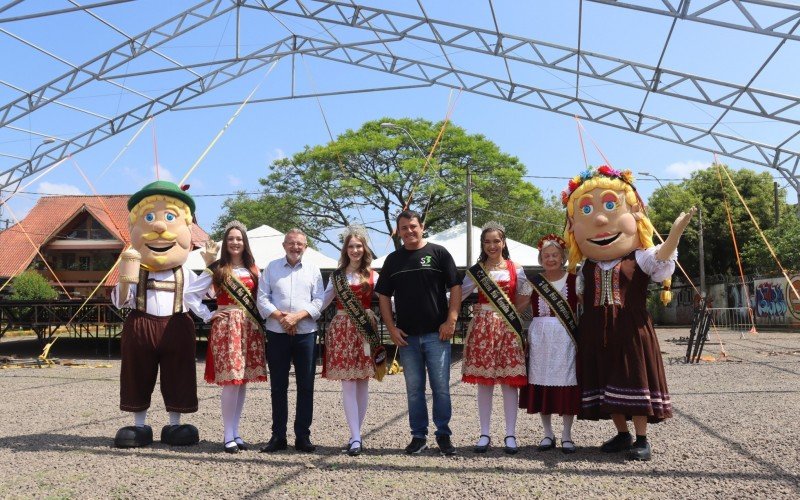 Corte, bonecos Willy e Hannah, prefeito Vanazzi e Alessandro Almeida convidam para festa