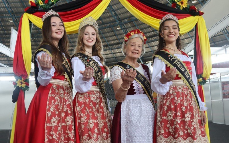 Na foto, a Corte da São Leopoldo Fest 2024: 1ª princesa Nicole Budke, rainha Andressa Amaro Prass, oma Iselda Barden Rosa e a 2ª princesa Eduarda Souza Nunes