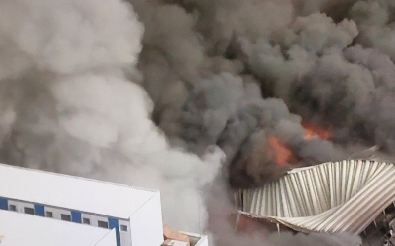 Incêndio de grandes proporções atinge shopping popular em SP | abc+