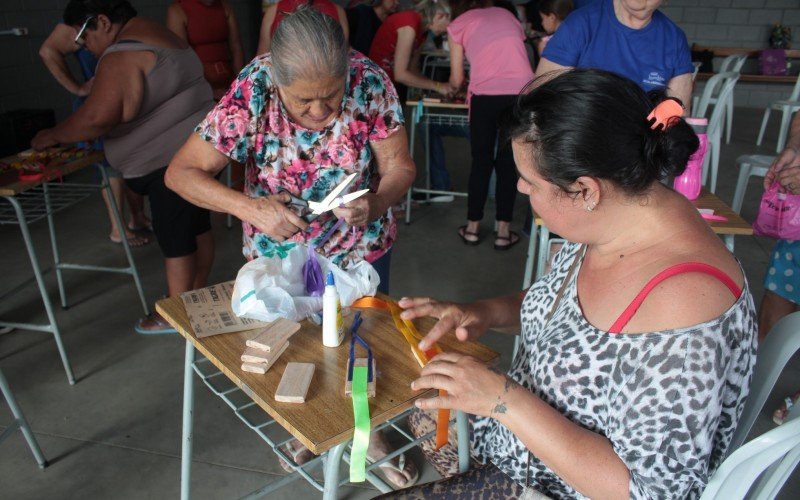 Adultos confeccionaram brinquedo interativo em oficina