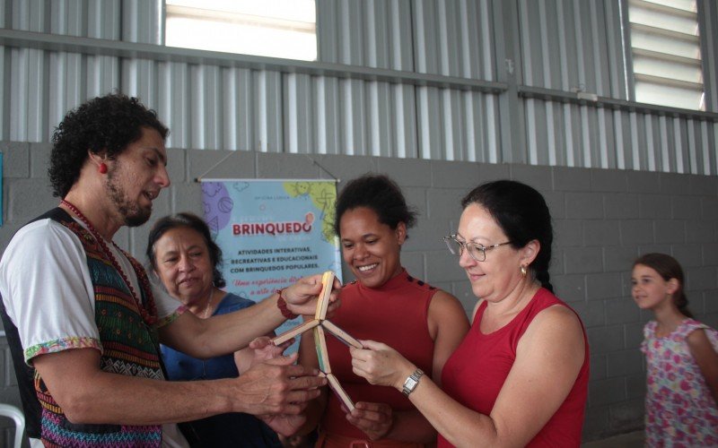 Oficina de brinquedos aconteceu no Centro Socioeducacional Madre Assunta Marchetti, no bairro Olaria
