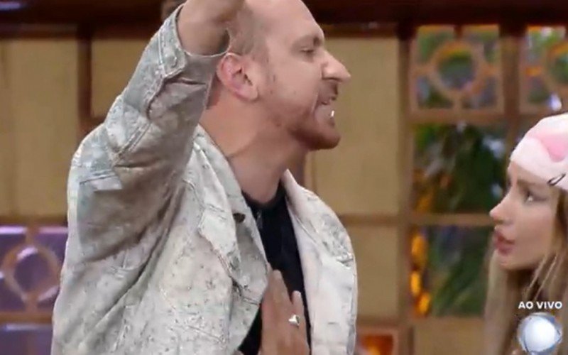 Zé Love fica irritado e levanta para discutir com Sacha na formação da roça em A Fazenda 16 | abc+