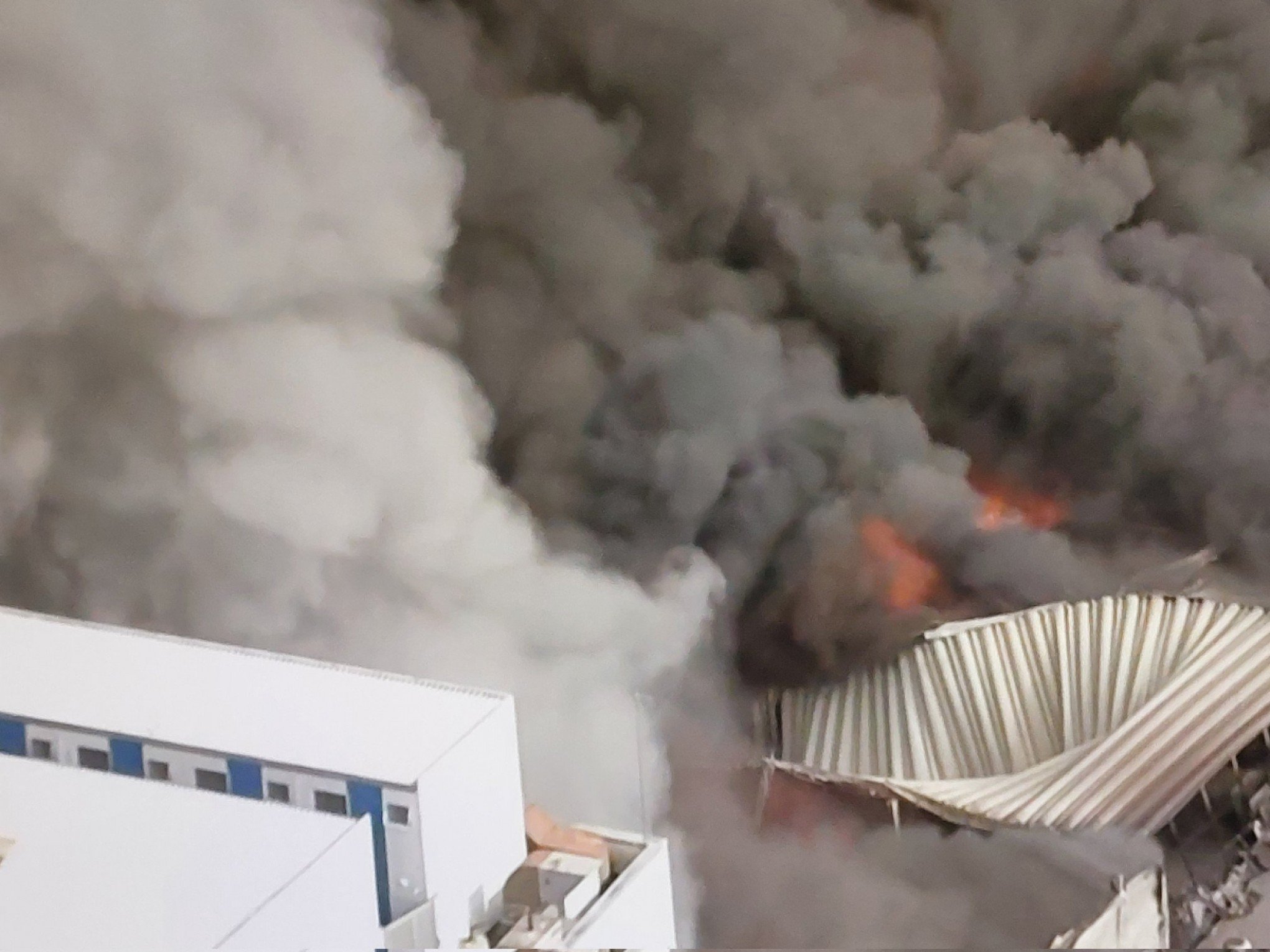 Famoso shopping popular no Brás é atingido por incêndio de grandes proporções