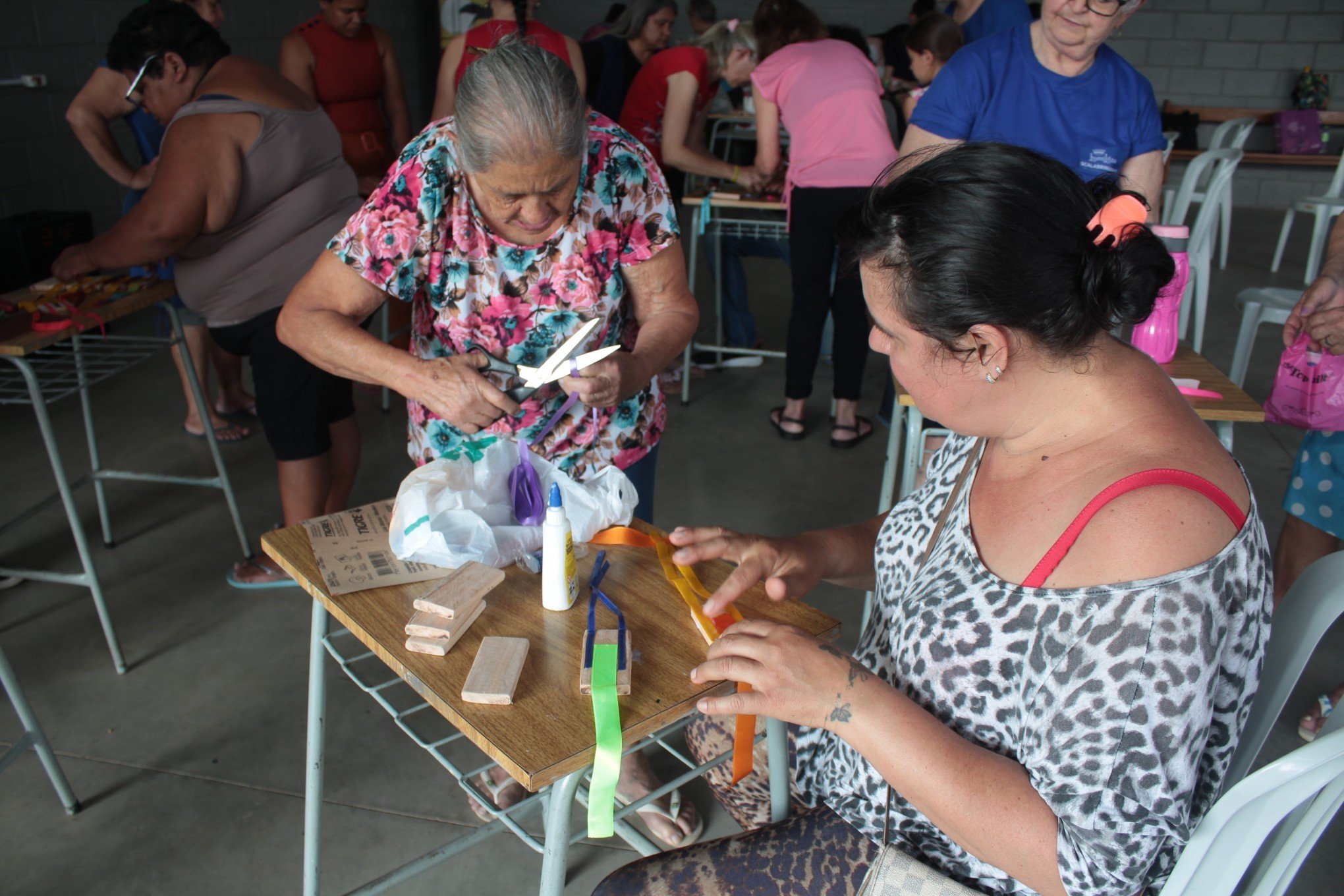 Oficina ensina adultos a montar brinquedo interativo