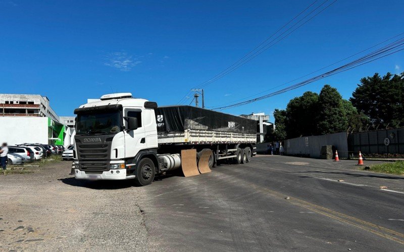 Corpo de pedestre morta em atropelamento foi arrastado por carreta | abc+