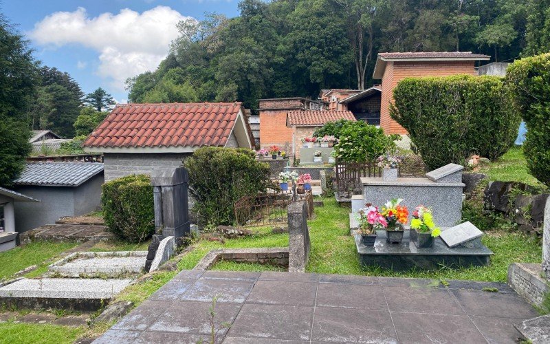 Cemitério municipal de Gramado se prepara para Dia de Finados