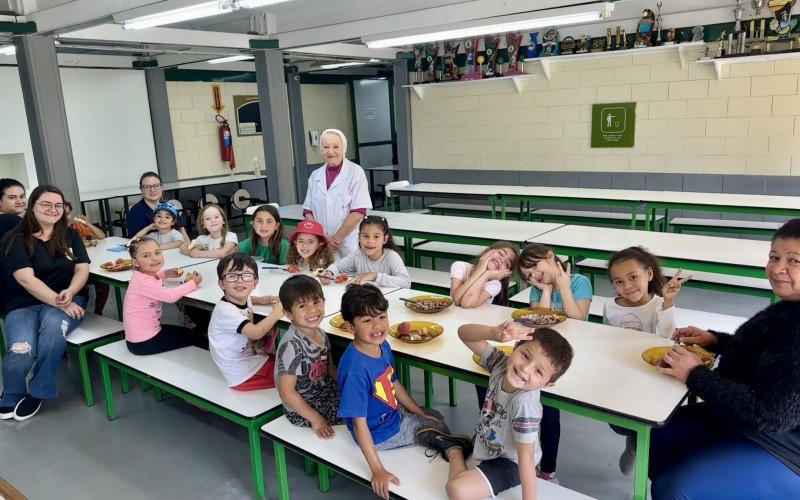 Criançada com pratos cheios na hora do lanche na escola Dr. Carlos Nelz (Caic)