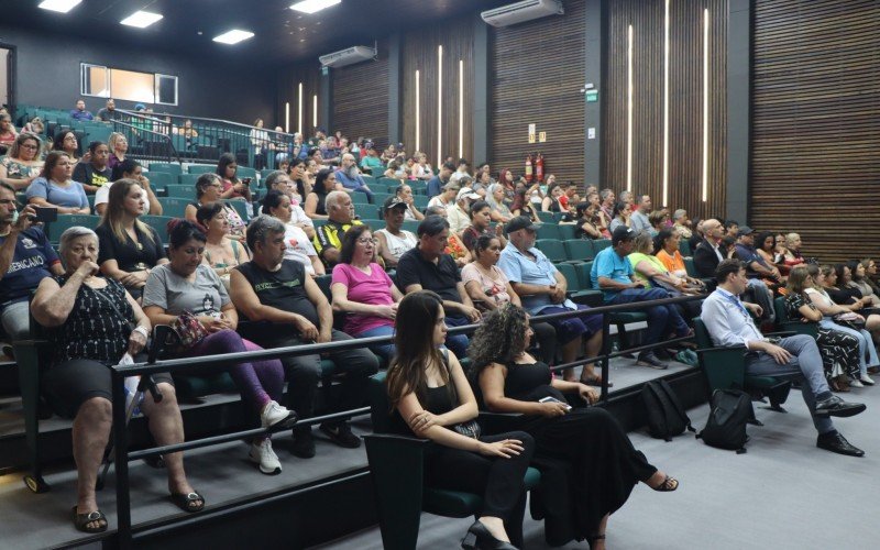 Evento ocorreu no Teatro Roberto Atayde Cardona para falar sobre opções de moradias