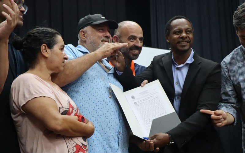 João Carlos se emocionou com o recebimento das chaves