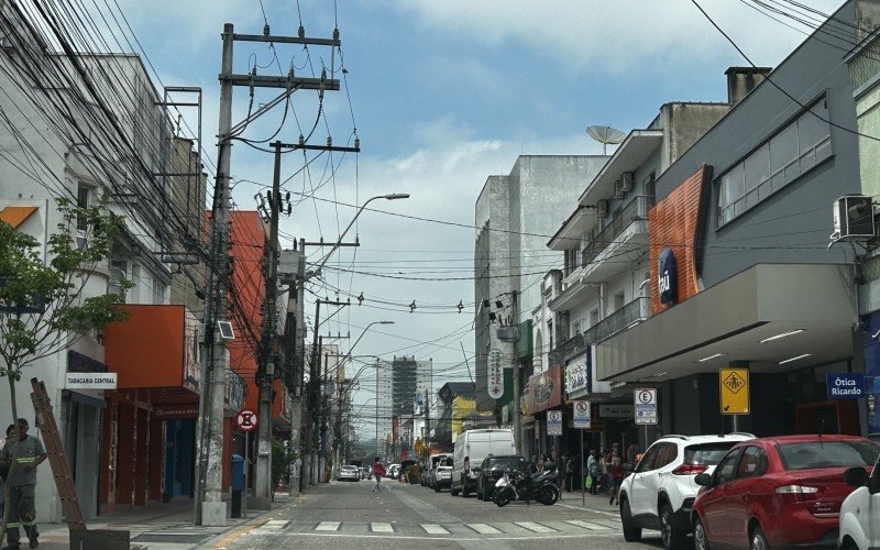 Postes que sustentam rede elétrica estão com os dias contados na Rua Independência