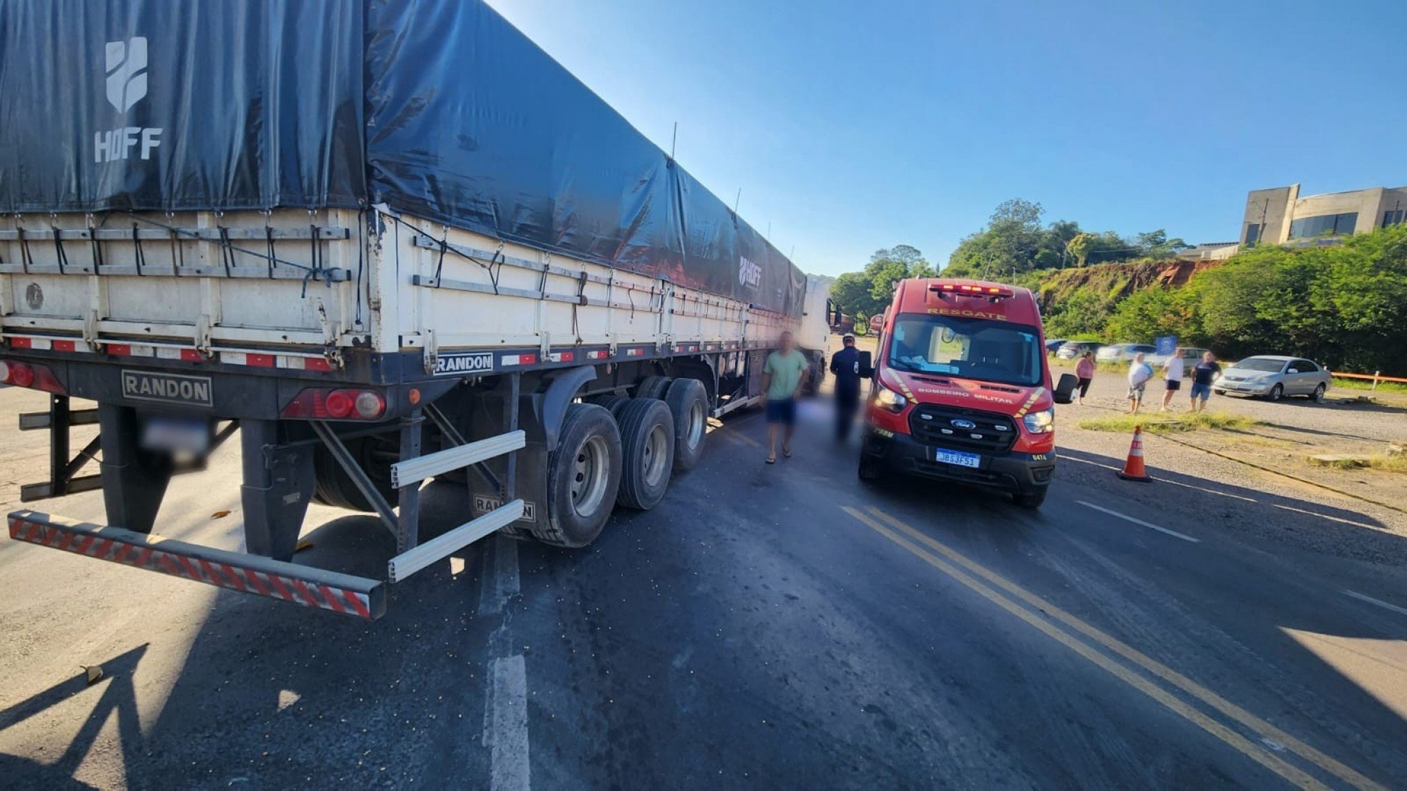 Mulher morre atropelada por caminhão em avenida da região