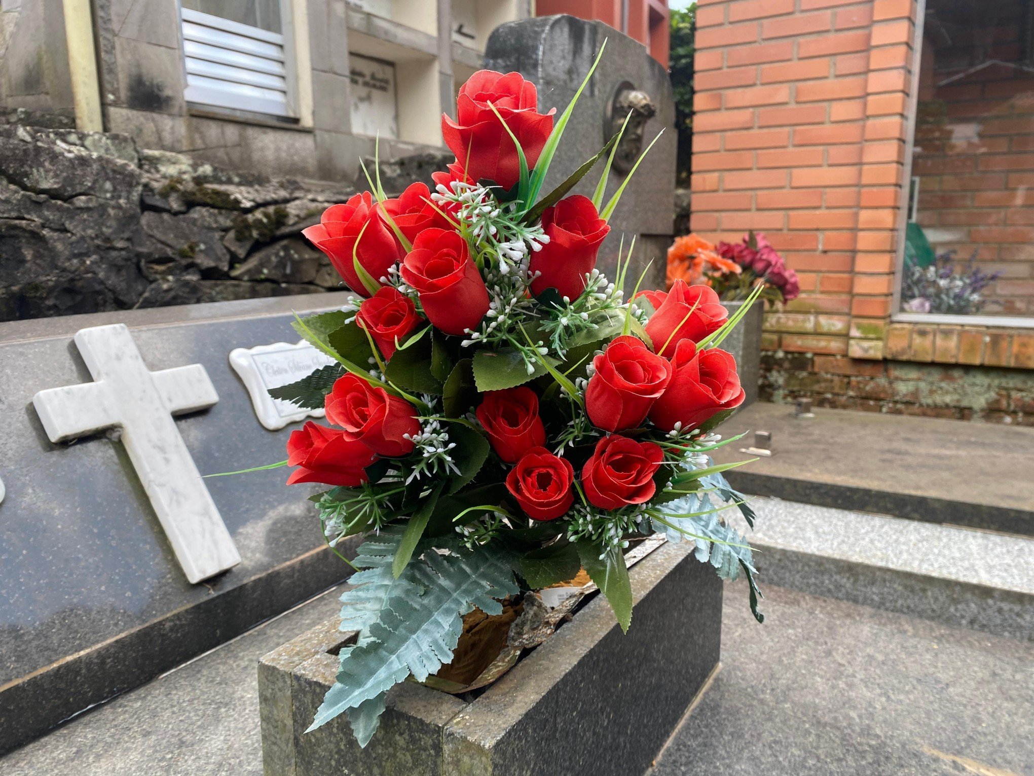 Cemitérios de Gramado recebem limpeza e flores em preparativos para Dia de Finados