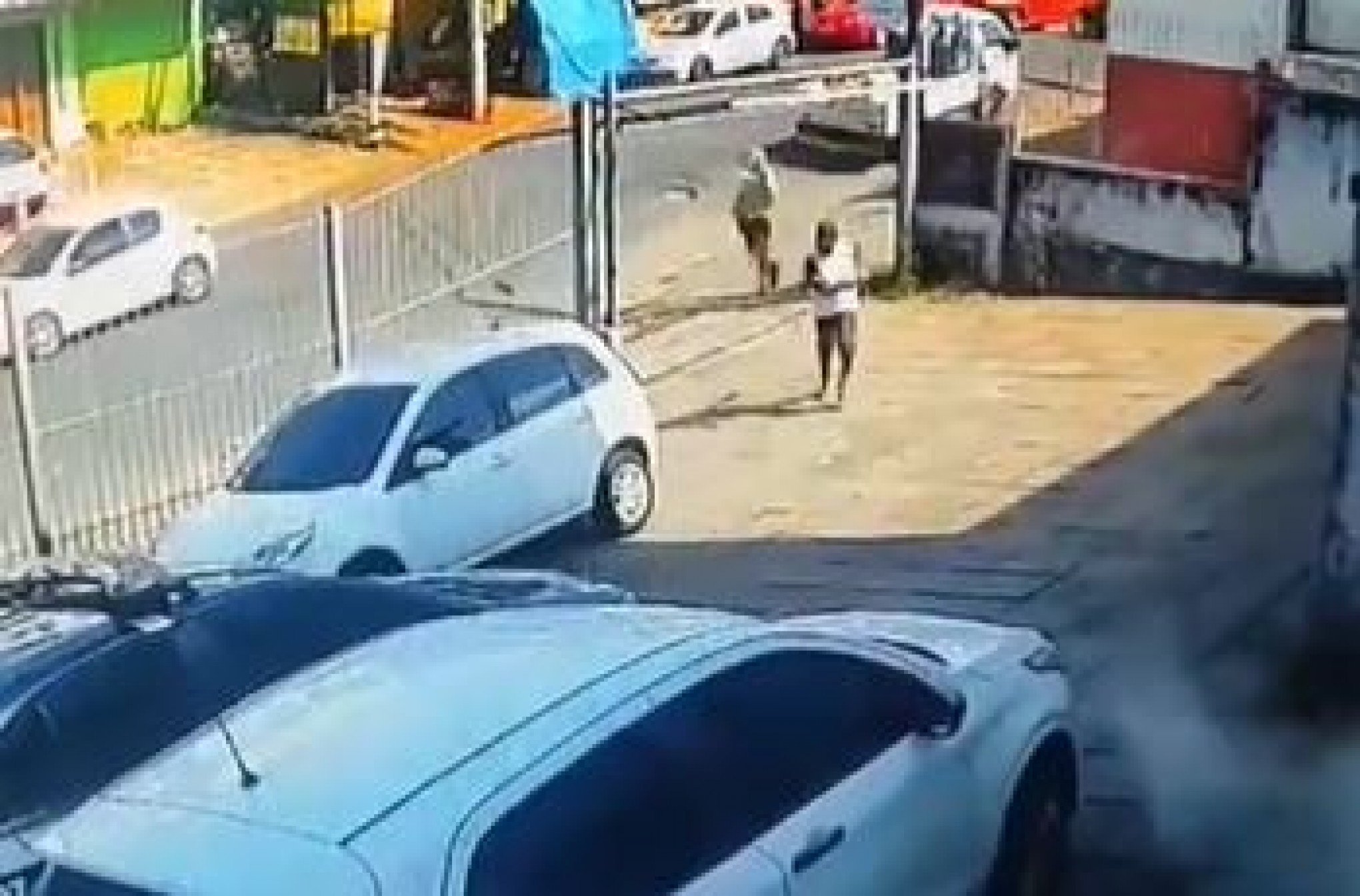 VÍDEO: Gravação mostra corre-corre e execução no pátio de delegacia de Porto Alegre