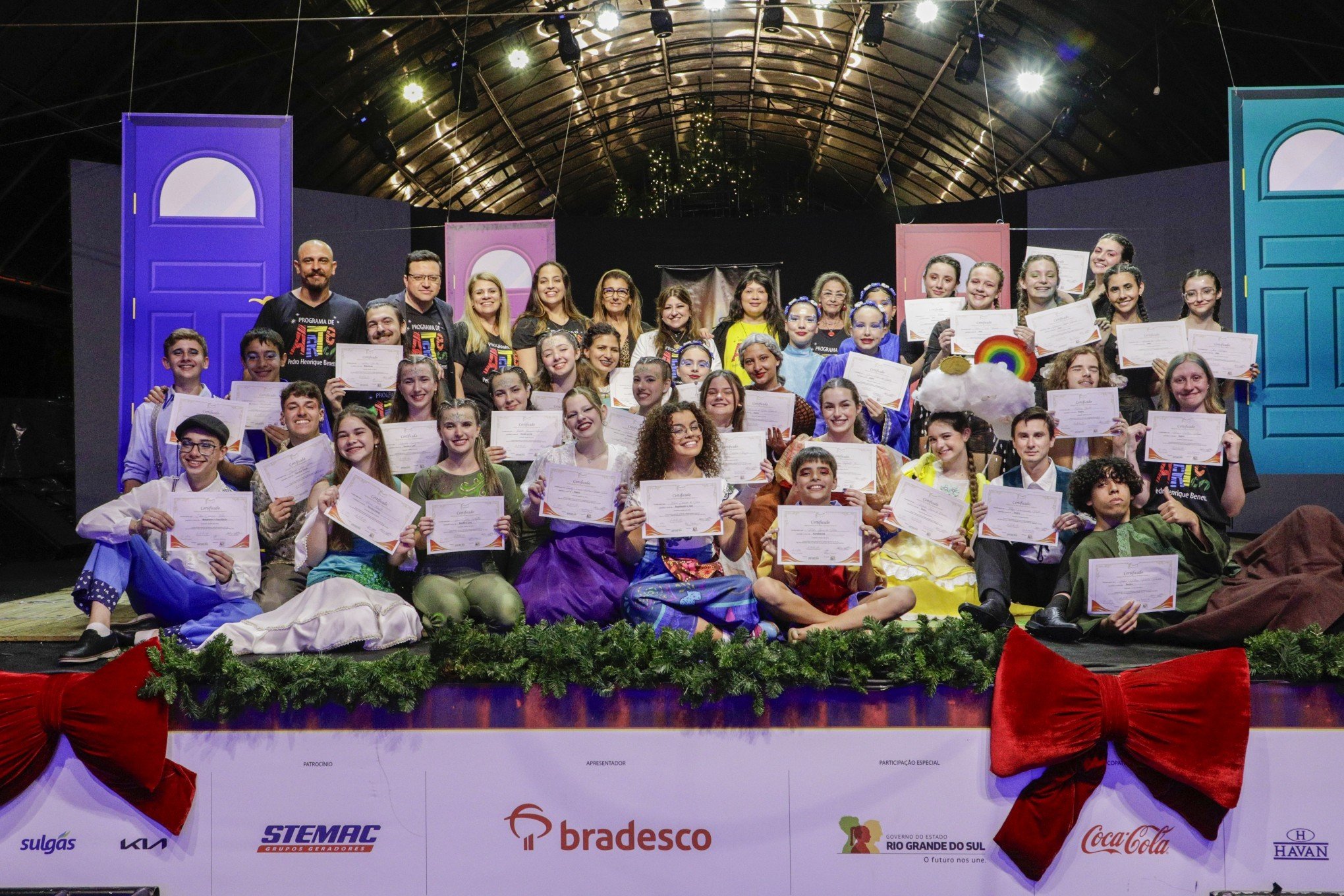 Espetáculo na Rua Coberta celebra formatura de alunos do Programa de Artes de Gramado