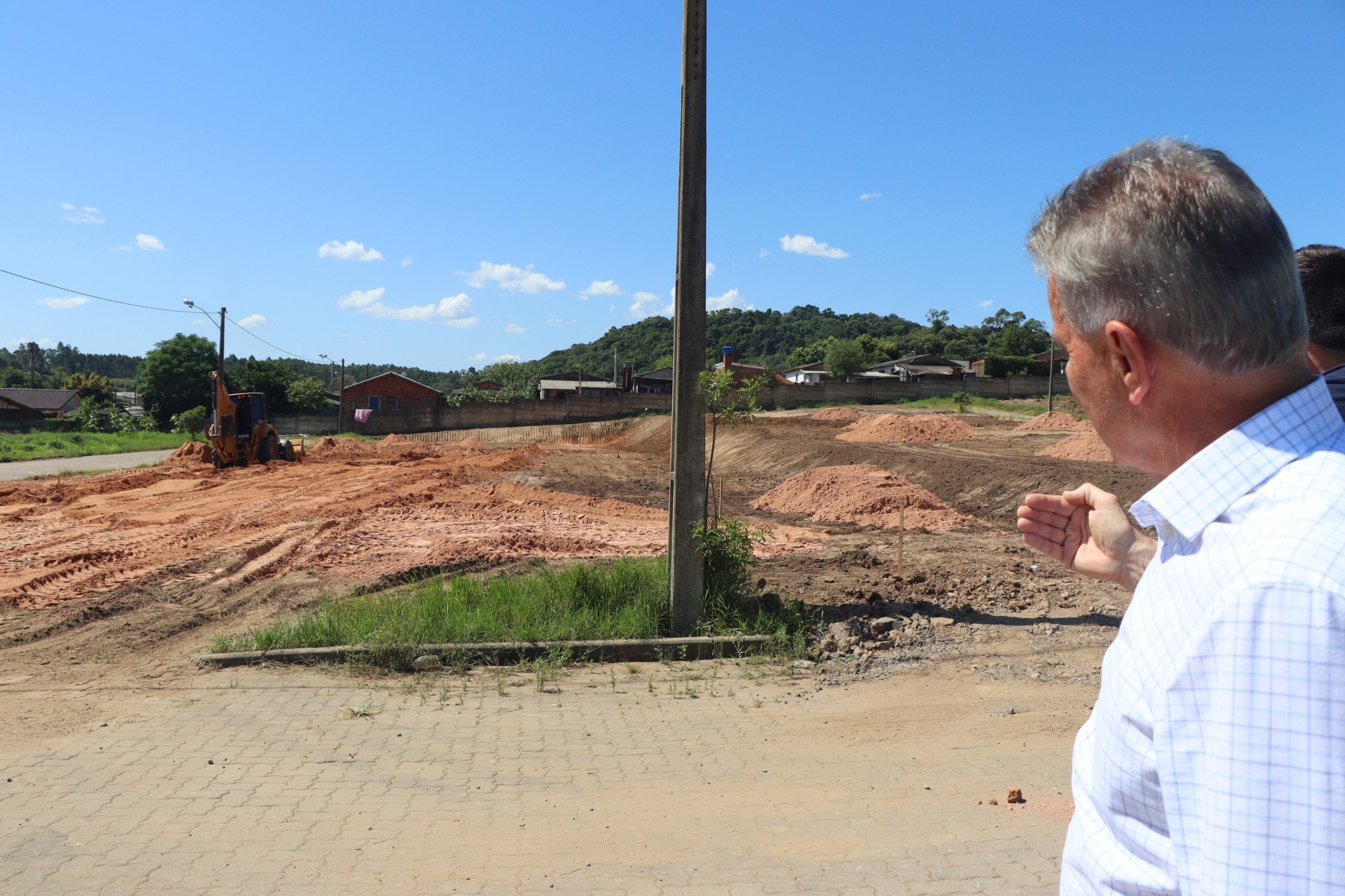 Terreno que abrigará 50 casas para desabrigados pelas cheias de maio começa a ser preparado