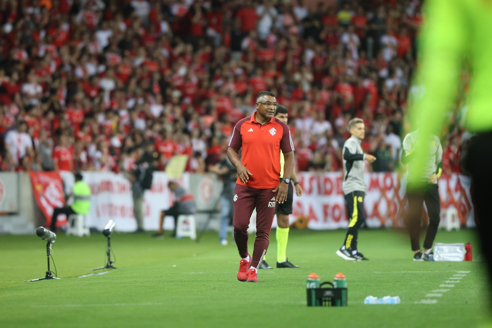 "Melhor jogo entre brasileiros", diz Roger Machado após empate com o Flamengo